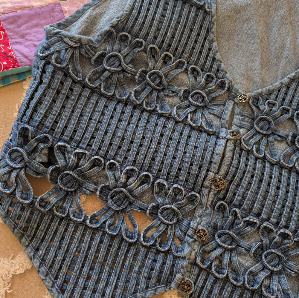 SALE $10 FINAL PRICE! Vintage denim vest, criss/cross braided w flowers, large - Picture 2 of 8